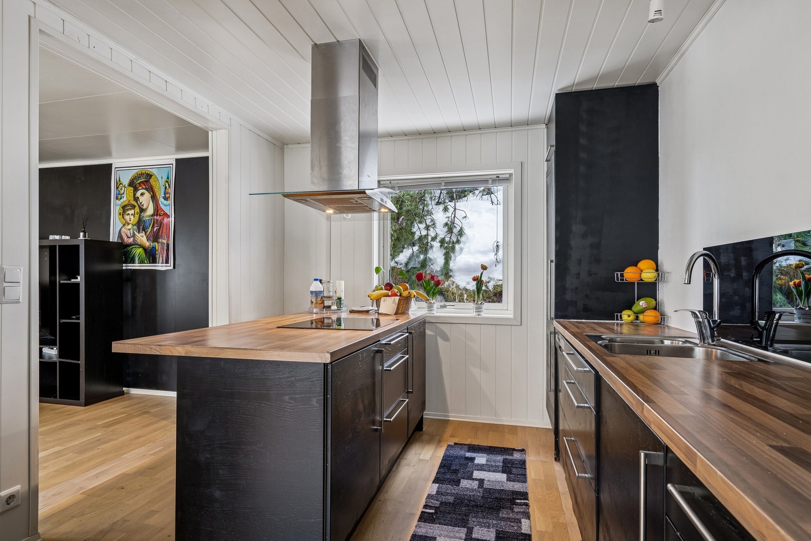 Godt med skap- og benkeplass. Galleribilde