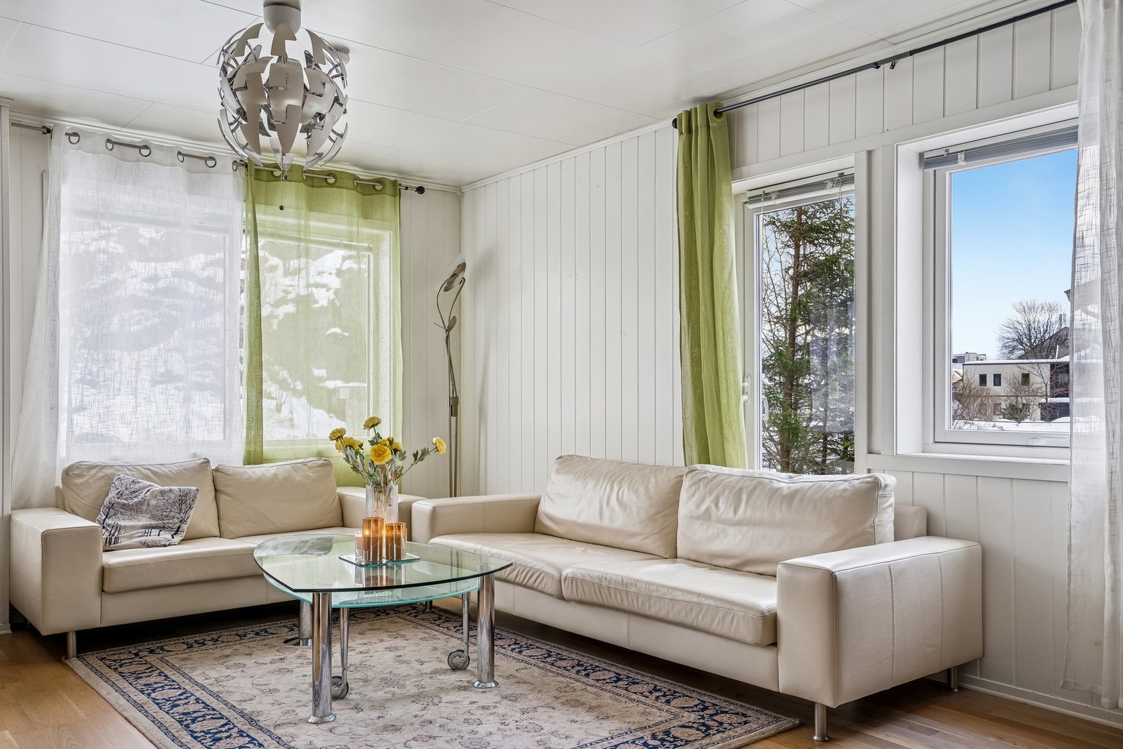 Store vinduer i oppholdsrommet og dør ut til terrassen. Galleribilde