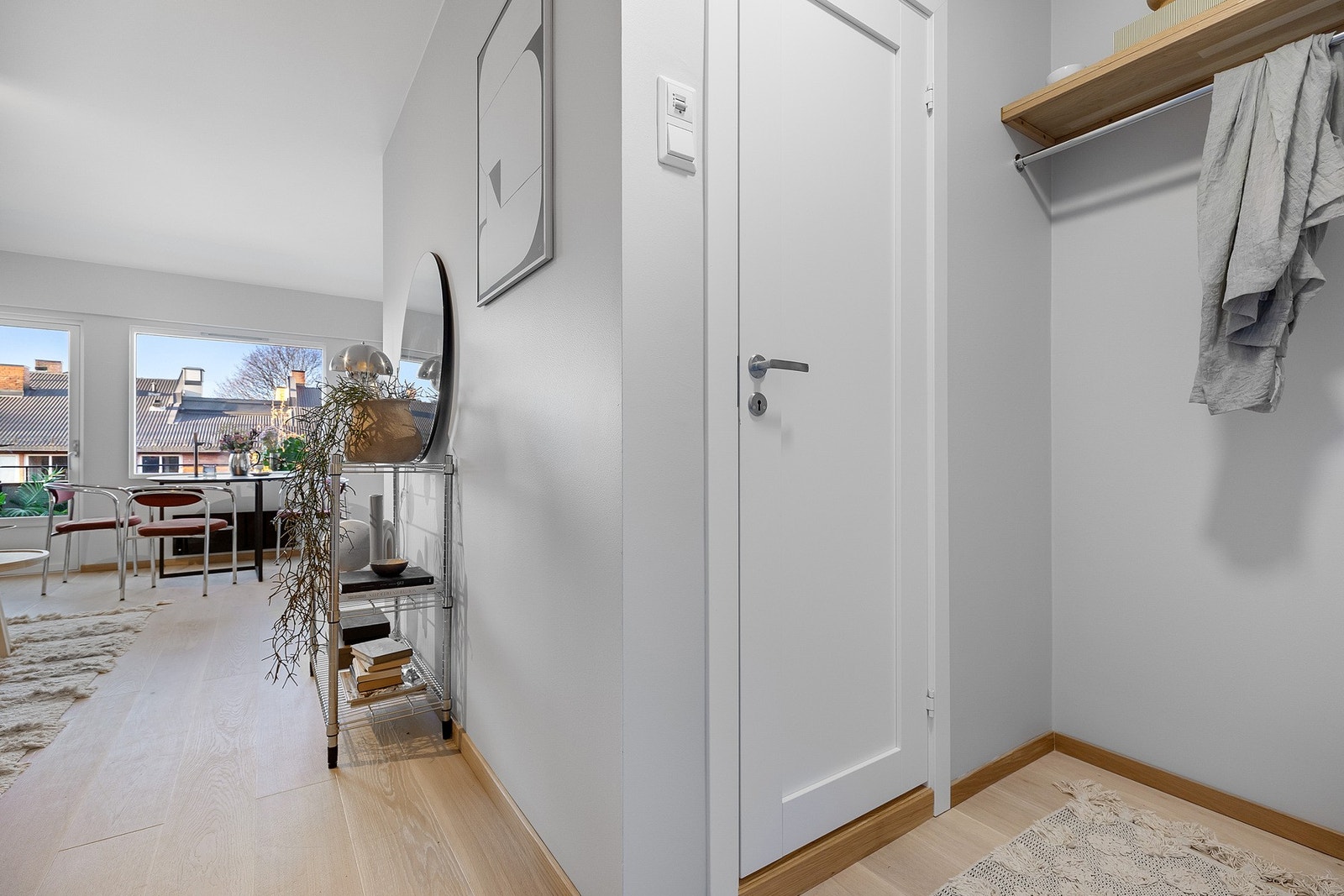 Innbydende entré med gode oppbevaringsmuligheter. Galleribilde