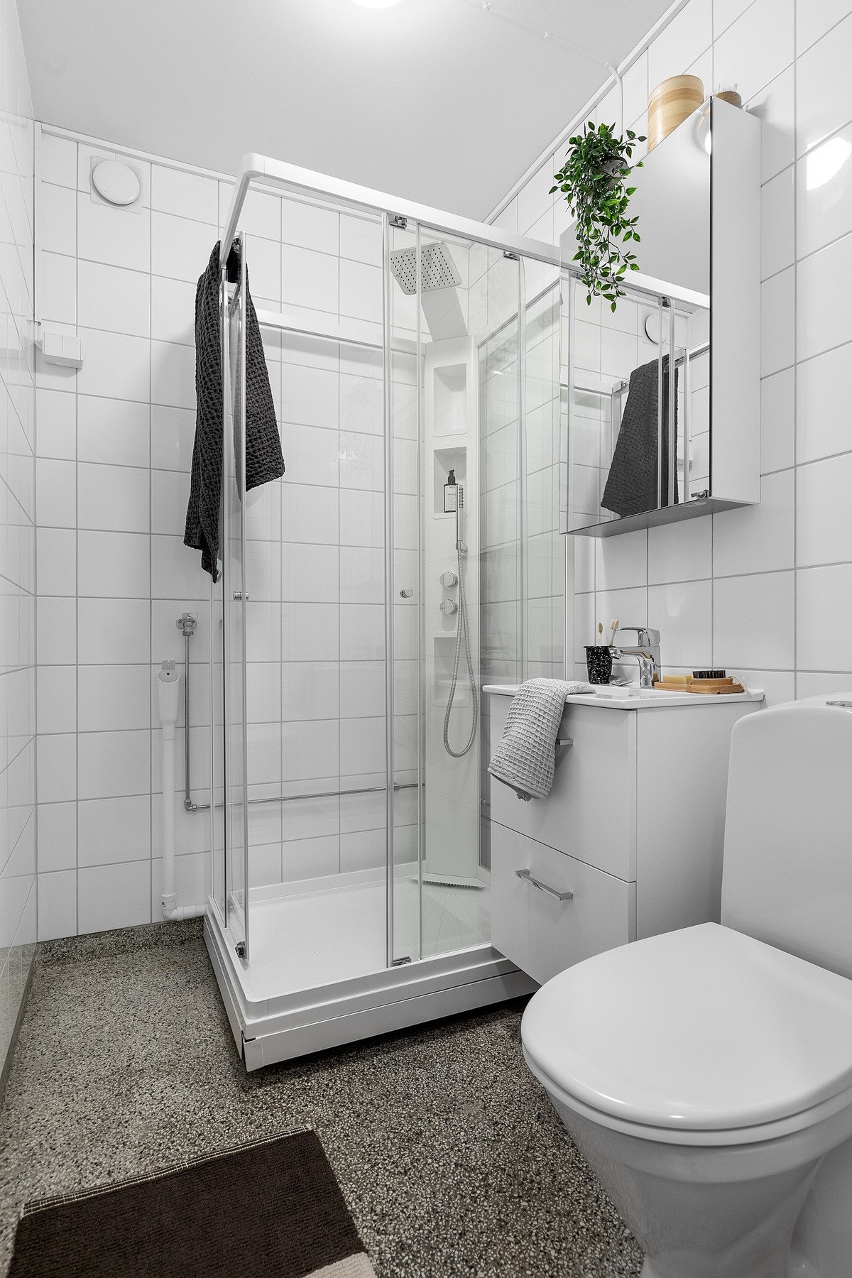 Eldre baderomskonstruksjon som ble modernisert i 2021 med nytt dusjkabinett, toalett, servantinnredning og opplegg for vaskemaskin. Galleribilde