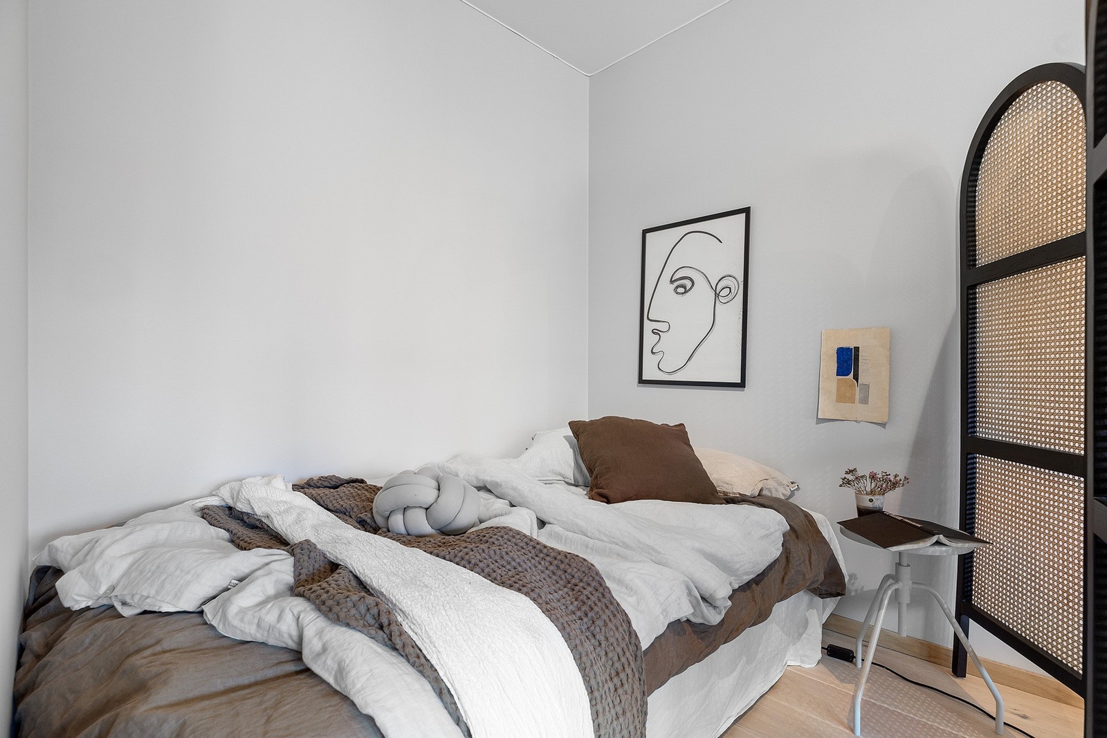 Sovealkove. Enkelt å bygge om til fullverdig 2-roms. Etasjeskillere i betong. Galleribilde