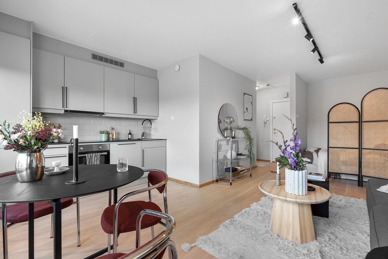 Åpen og sosial løsning med god plass til både sofagruppe og spisestue. Galleribilde