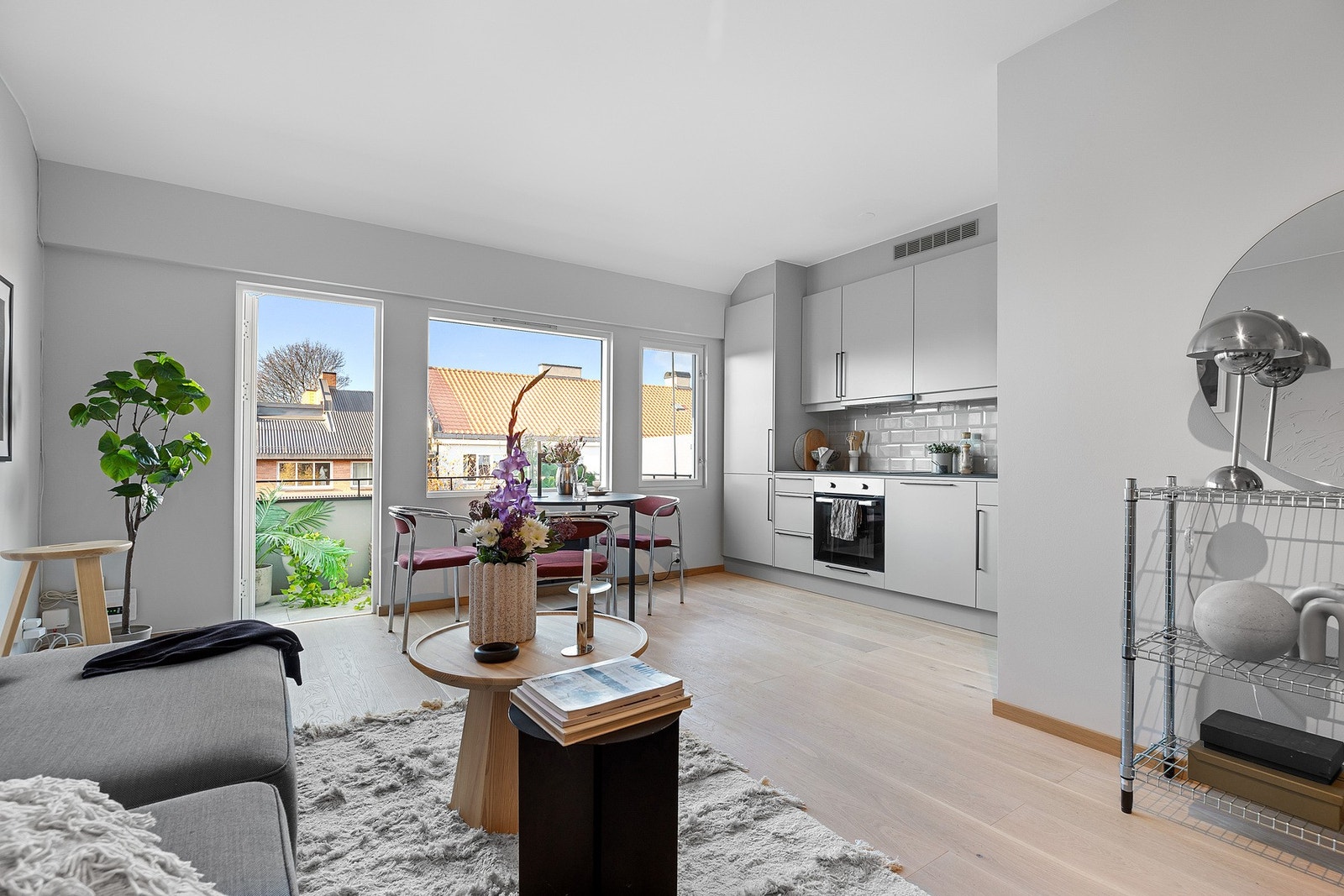 Ny en-stavs eikeparkett og eikelister, samt slette og nymalte flater i 2021. Galleribilde