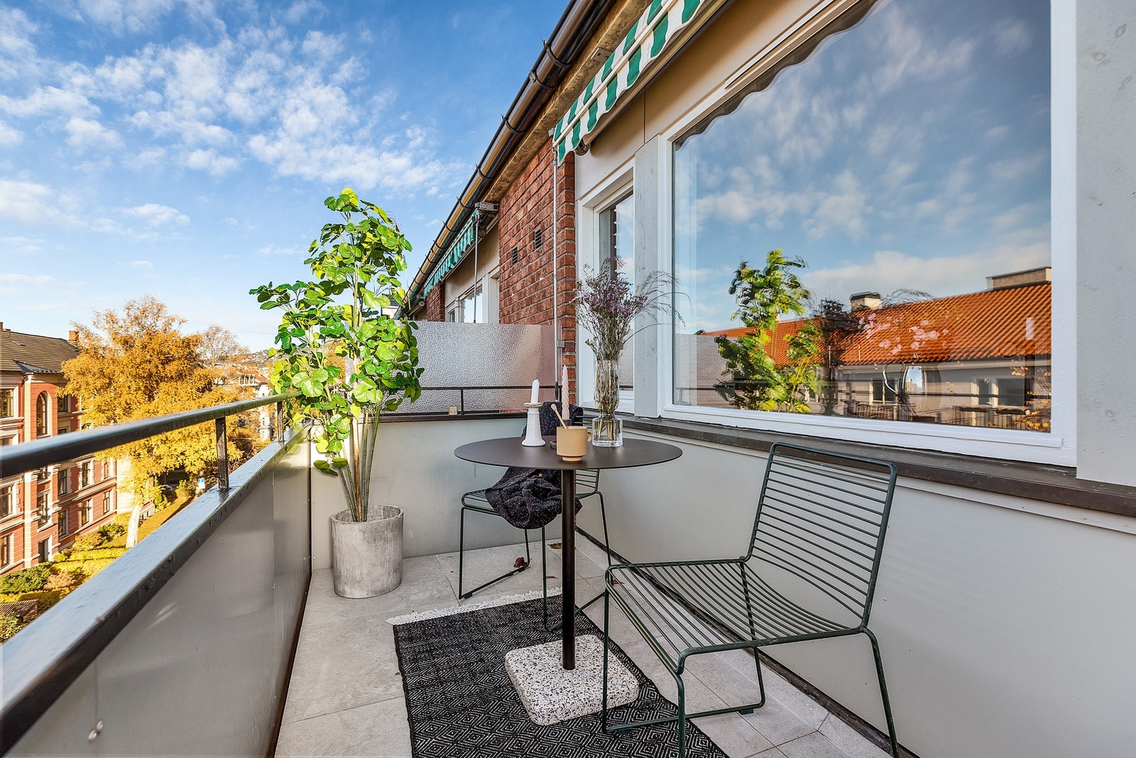 Sydvestvendt balkong med grønt utsyn på sommerstid. Ideelle solforhold! Galleribilde