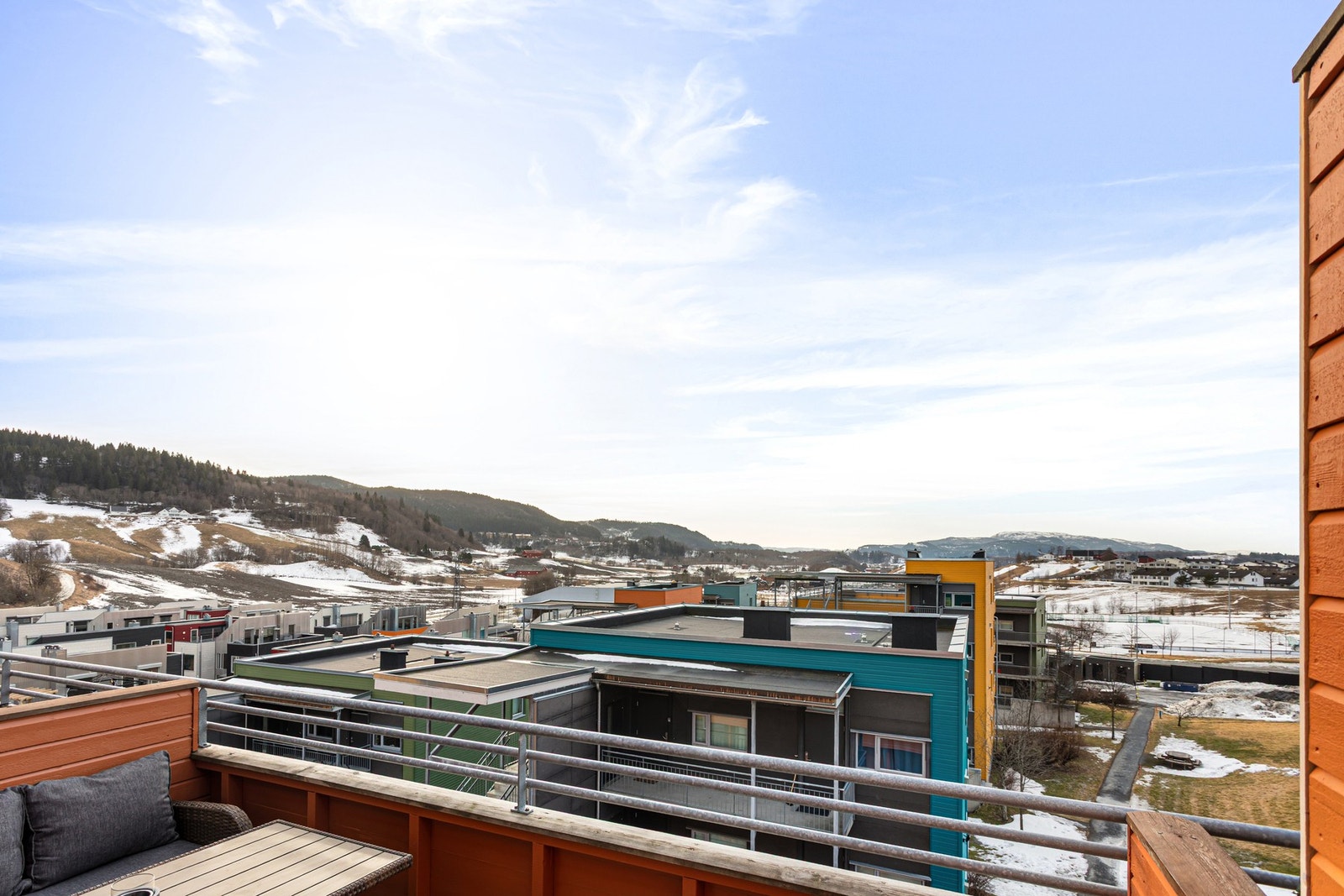 Balkongen er romslig, noe som gir god plass til hagemøbler. Galleribilde