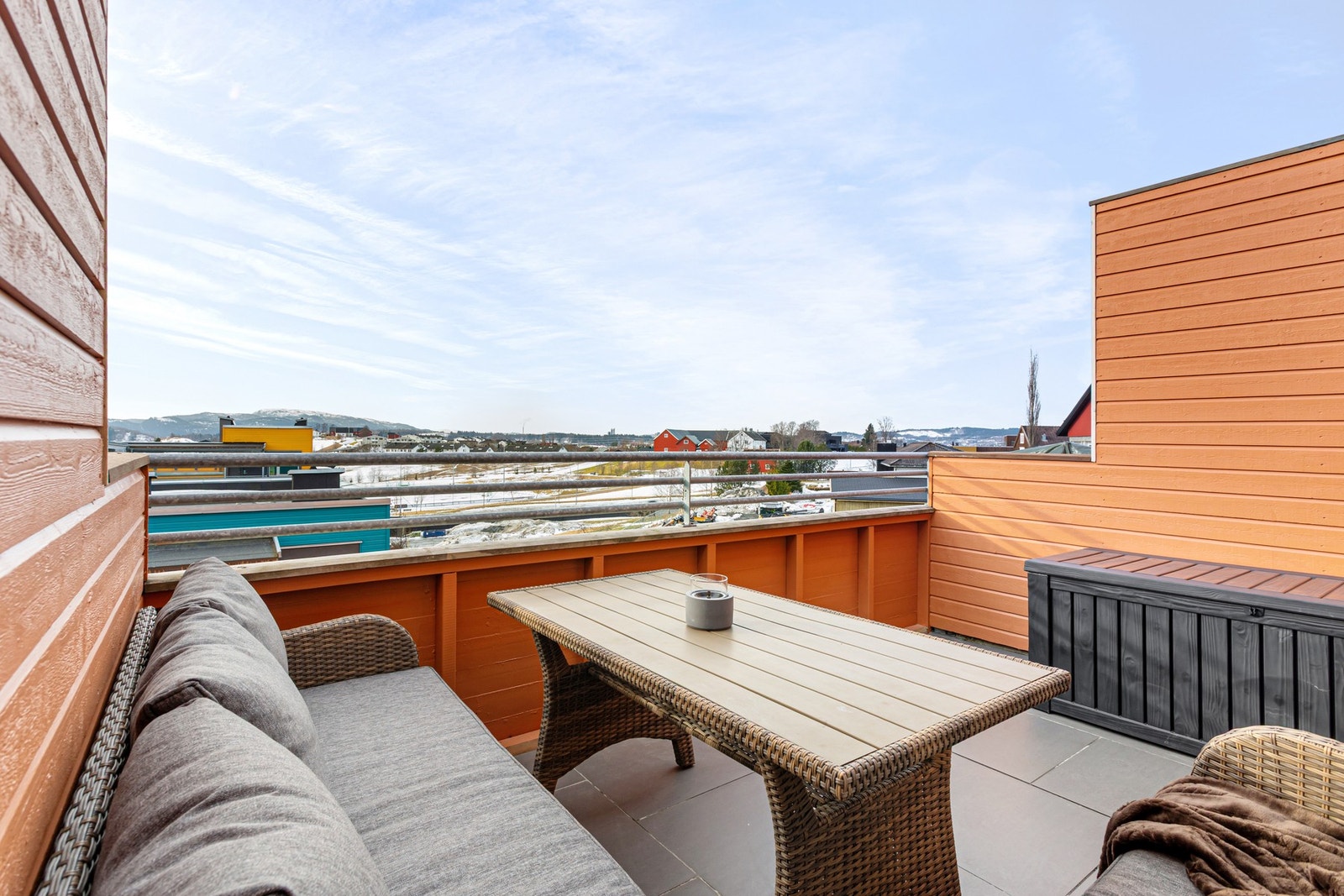 Skilleveggene hindrer innsyn fra naboene uten å påvirke solforholdene. Galleribilde