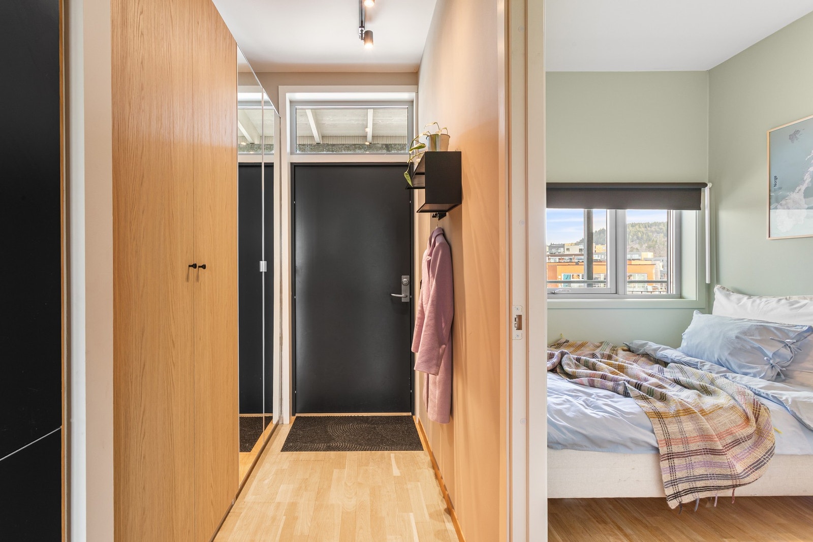 Ekstra takhøyde. Vindu over døra gir et behagelig gjennomlys i leiligheten. Galleribilde