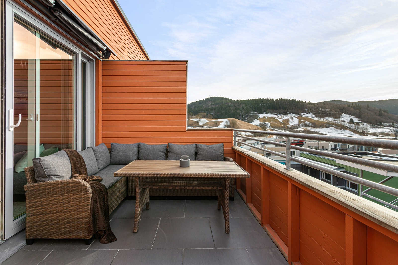 Fra stuen er det utgang til sørvendt balkong med gode solforhold. Montert markise for evt solskjerming. Galleribilde