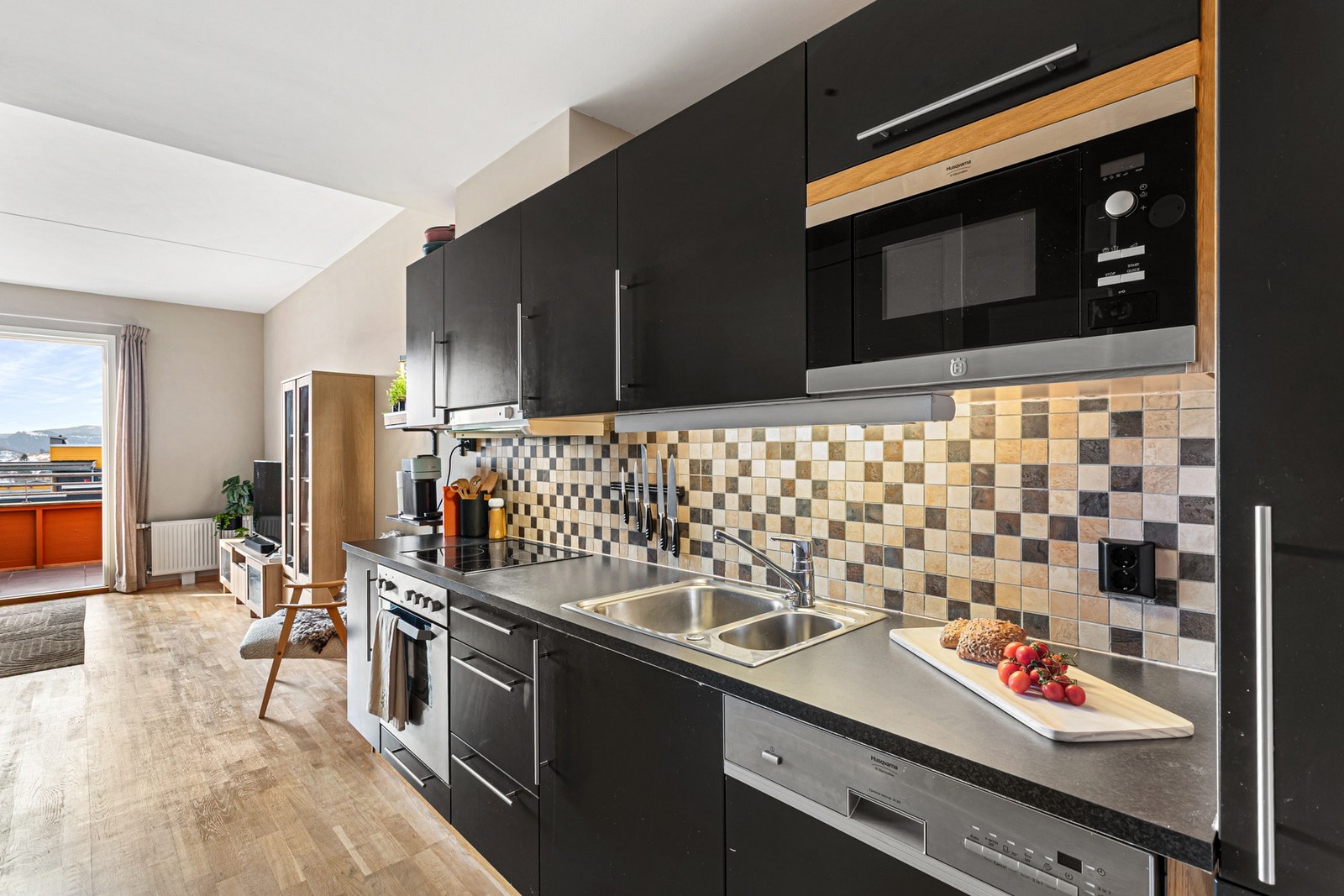 Kjøkkenet er utstyrt med bl.a. koketopp, komfyr, oppvaskmaskin, mikro og kjøleskap (som for øvrig er fra 2021) Galleribilde