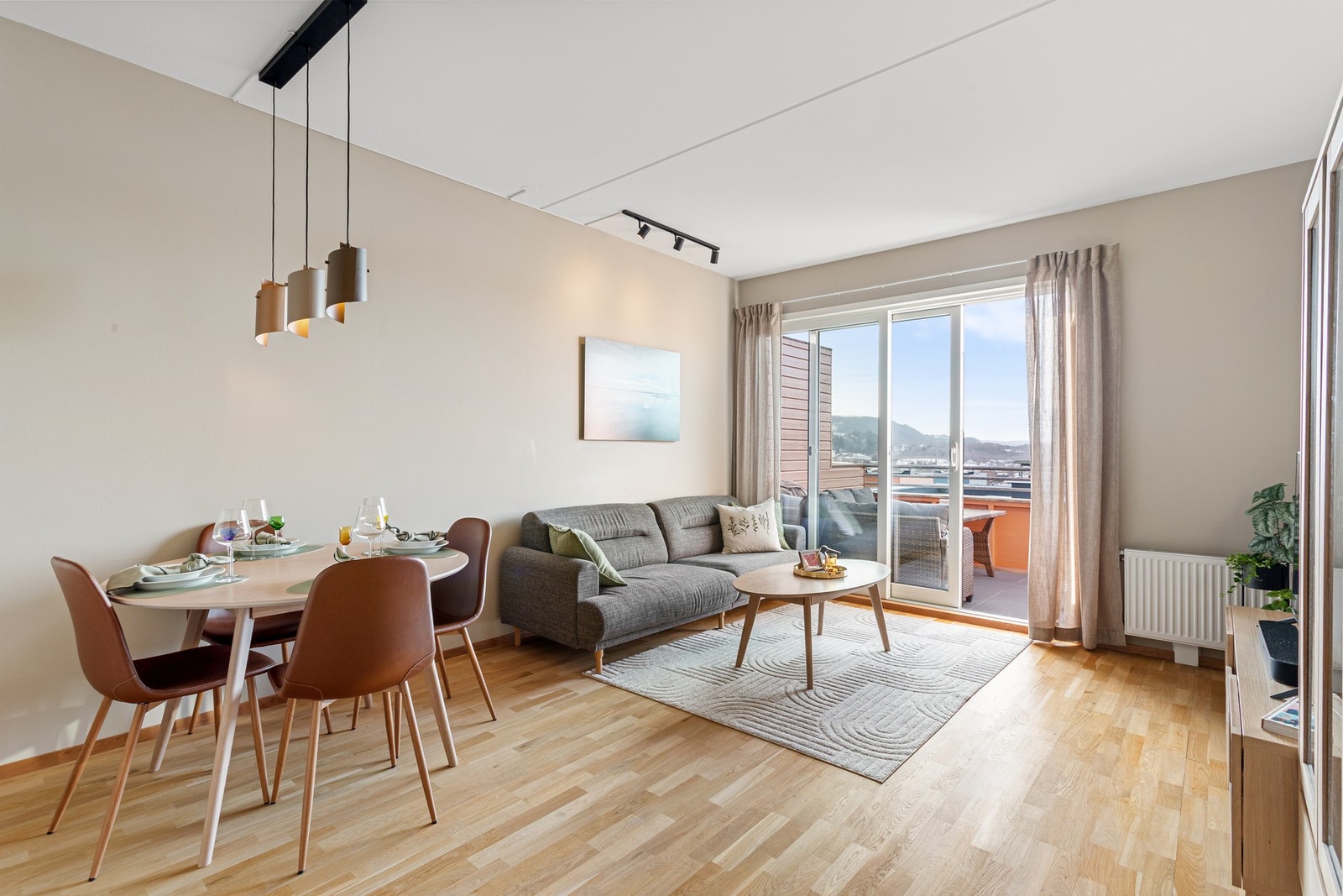 Leiligheten har fjernvarme og varmtvann inkludert i felleskostnadene. Galleribilde