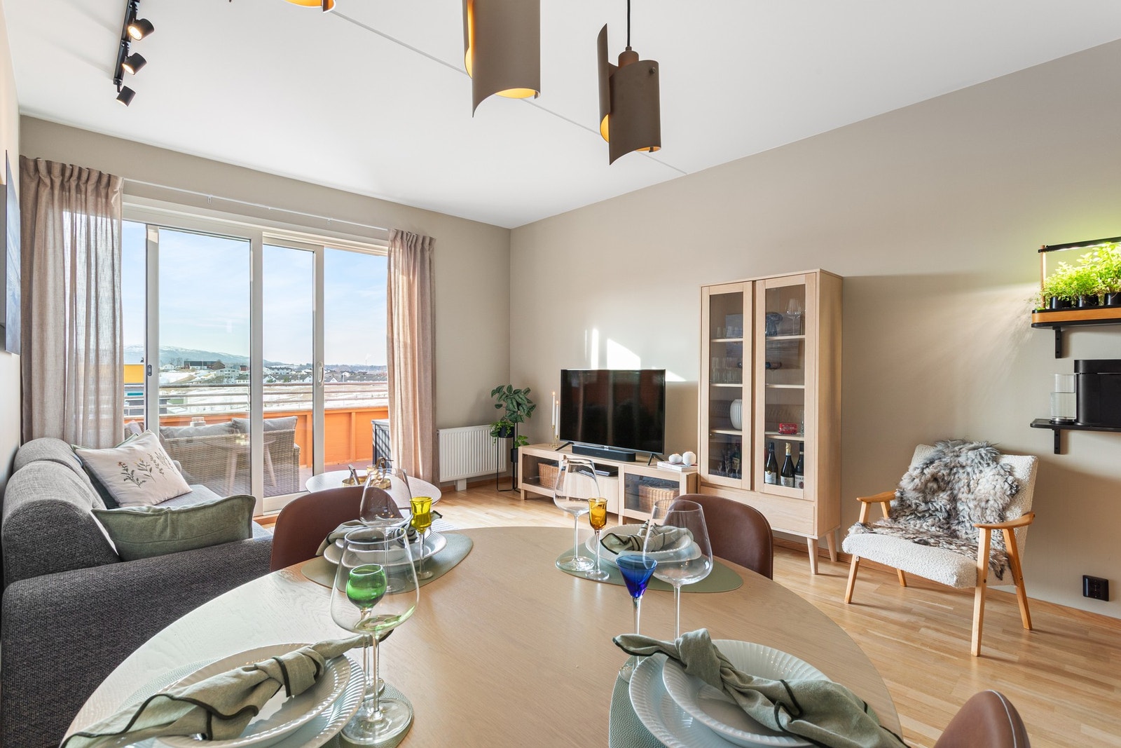 David Novosad v/ EiendomsMegler1 presenterer Lillian Byes veg 10. Galleribilde