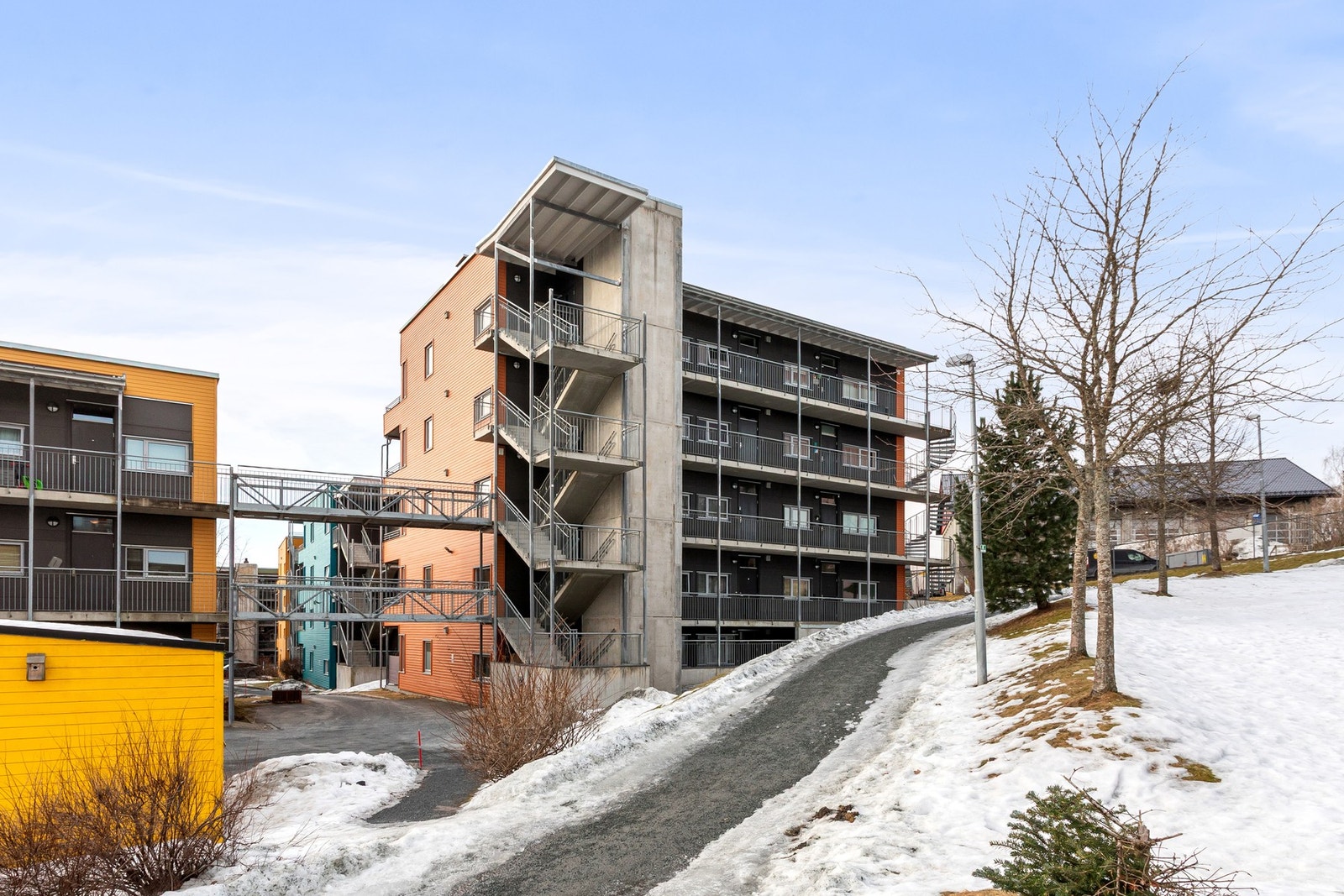 Heis fra gateplan med adkomst via svalgang. Galleribilde