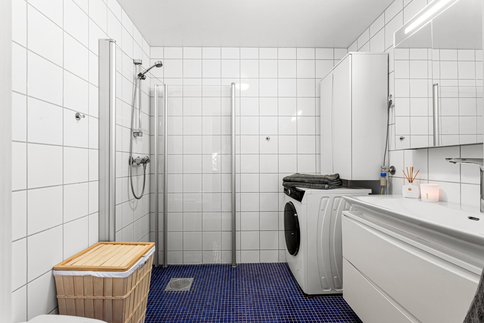 Pent flislagt bad på 4,2 kvm med gulvvarme og downlights i himling. Galleribilde