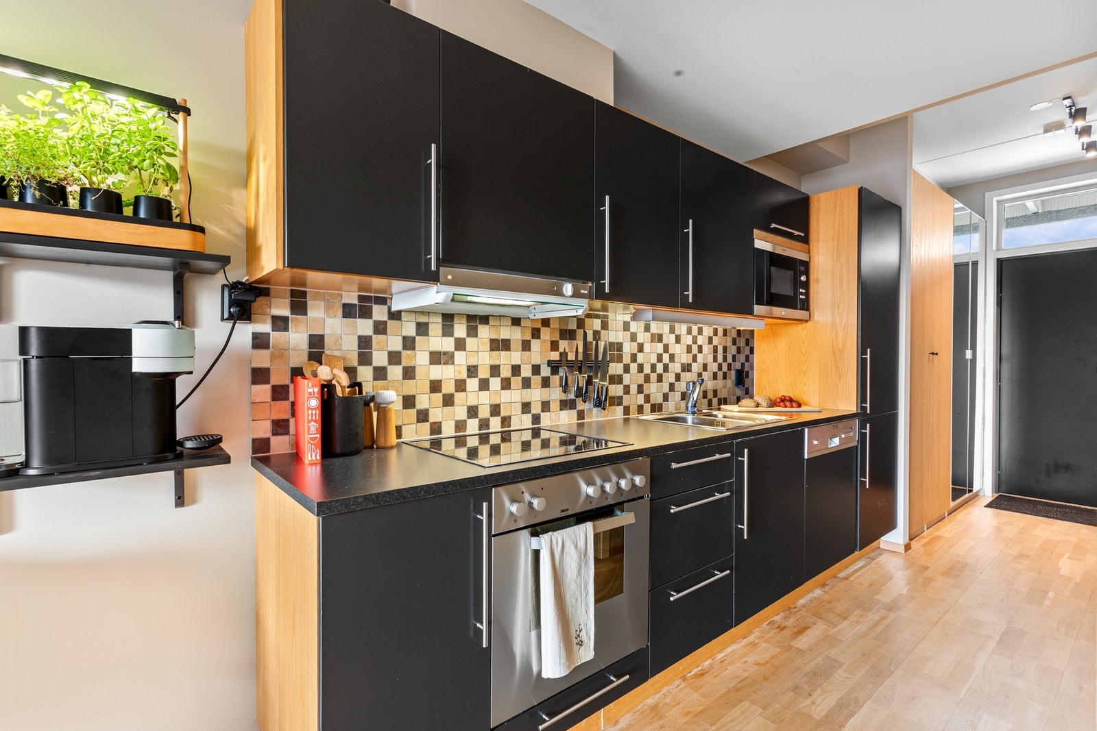 Stilig kjøkken med integrerte hvitevarer. Galleribilde