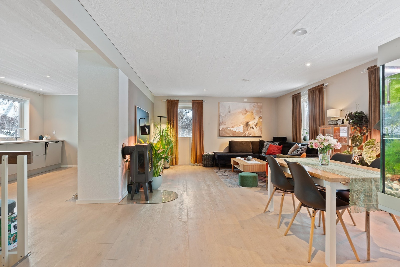 Stue og kjøkken er i delvis åpen løsning. Galleribilde