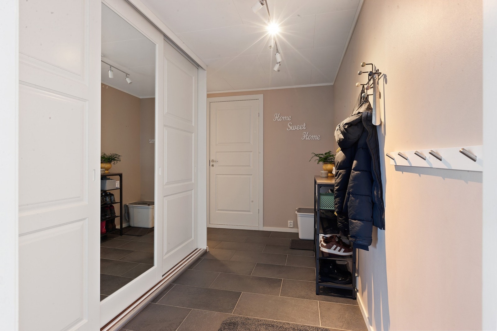 Velkommen inn! God plass til å henge fra seg i skyvedørsgarderobe. Galleribilde