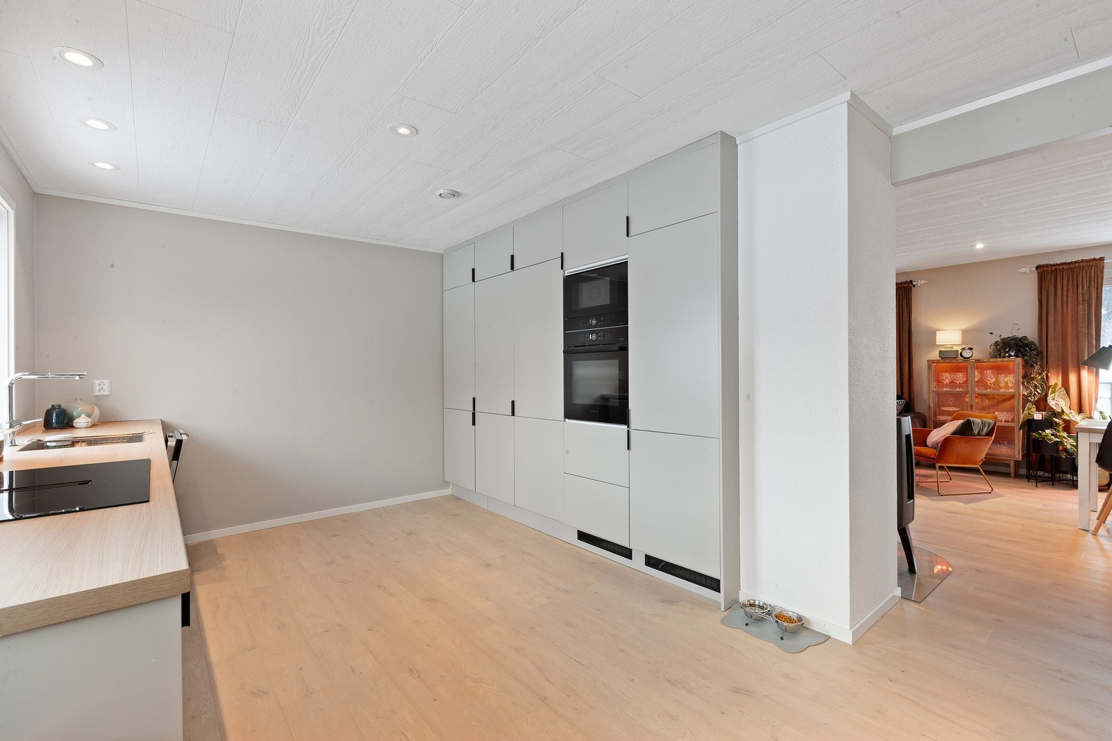 Kjøkkenet er utstyrt med kjøl/frys, induksjonstopp med integrert avtrekk, mikro, stekeovn og vannstoppsystem. Galleribilde