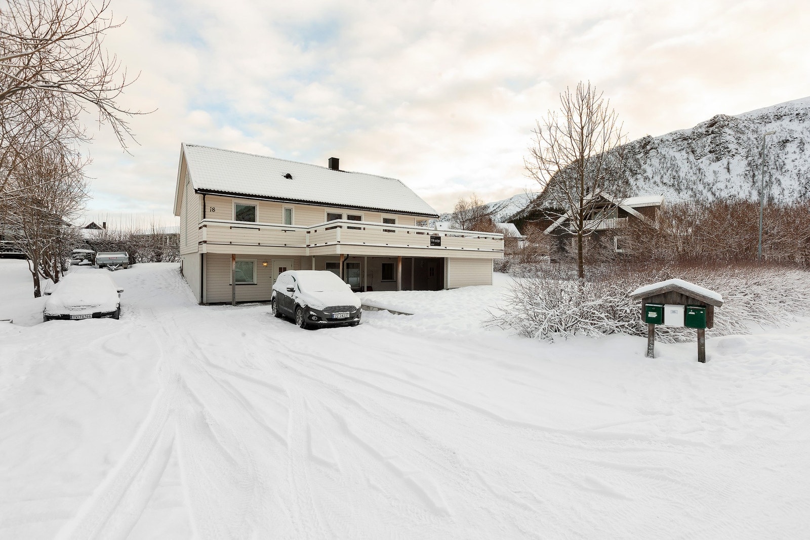 Praktisk parkering på egen tomt. Galleribilde