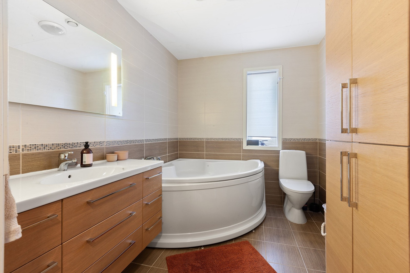 Badet har god oppbevaringsplass i skuffer og skap. Galleribilde