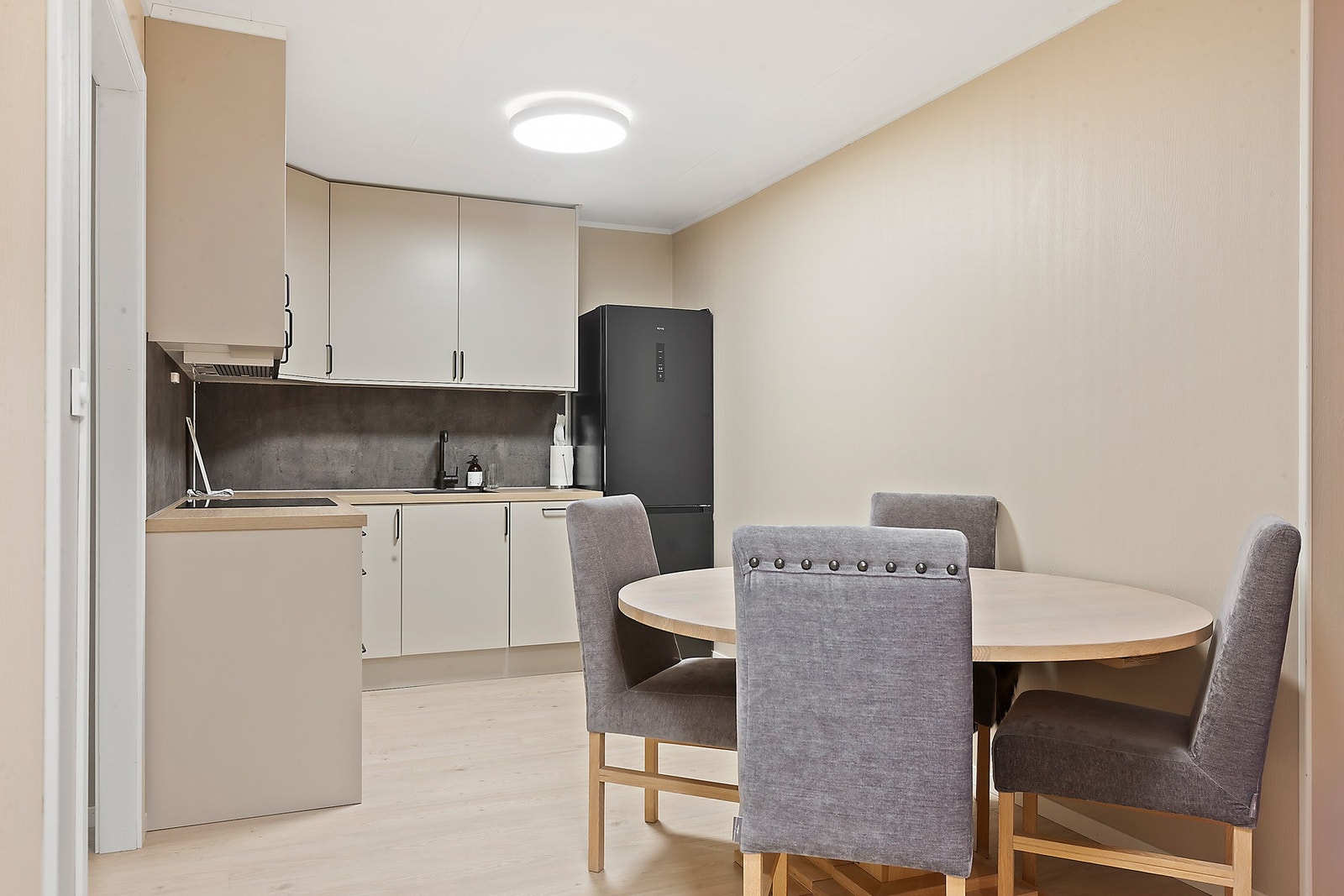 Lyst kjøkken med plass til kjøkkenbord. Galleribilde