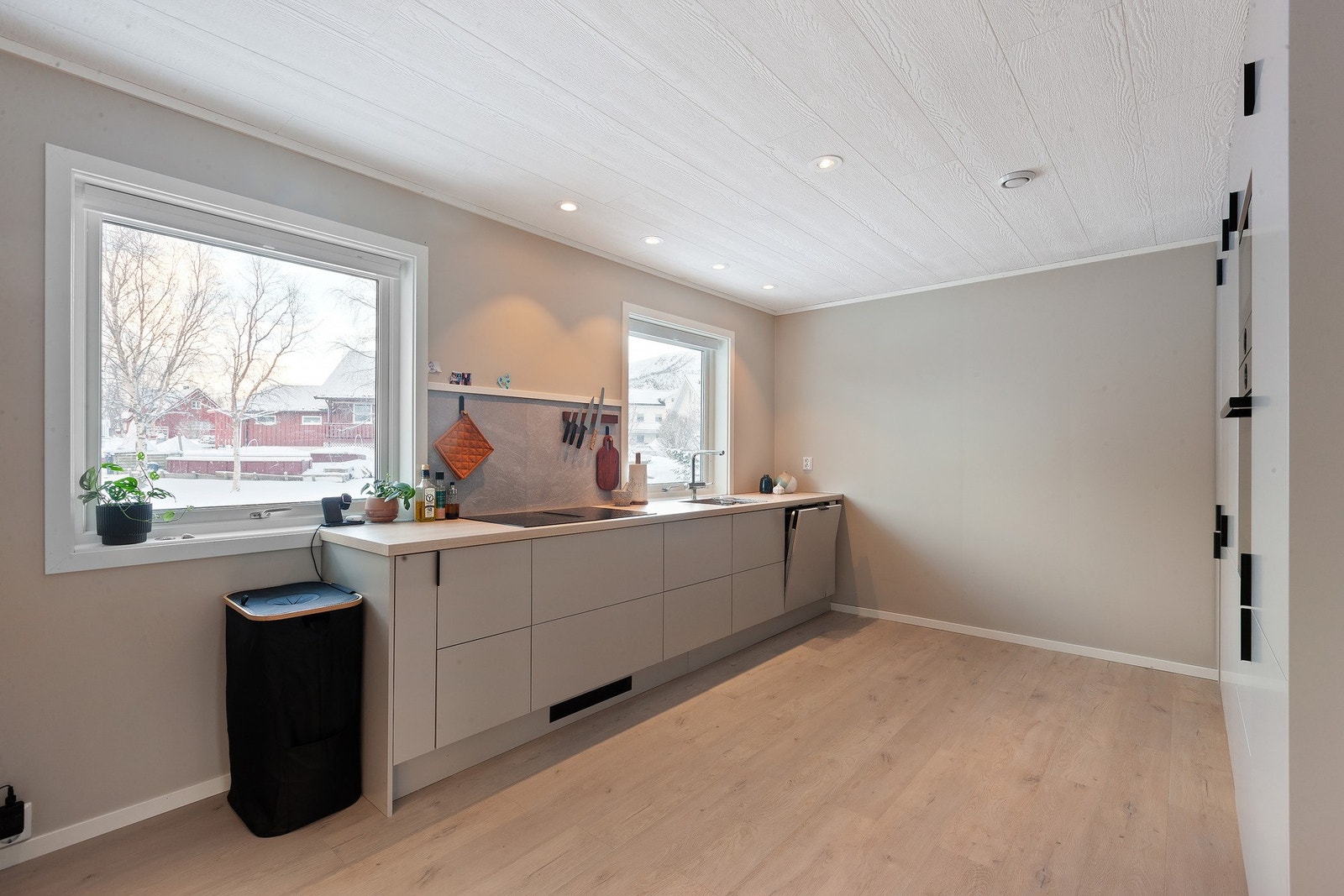 Stilrent og pent kjøkken Galleribilde