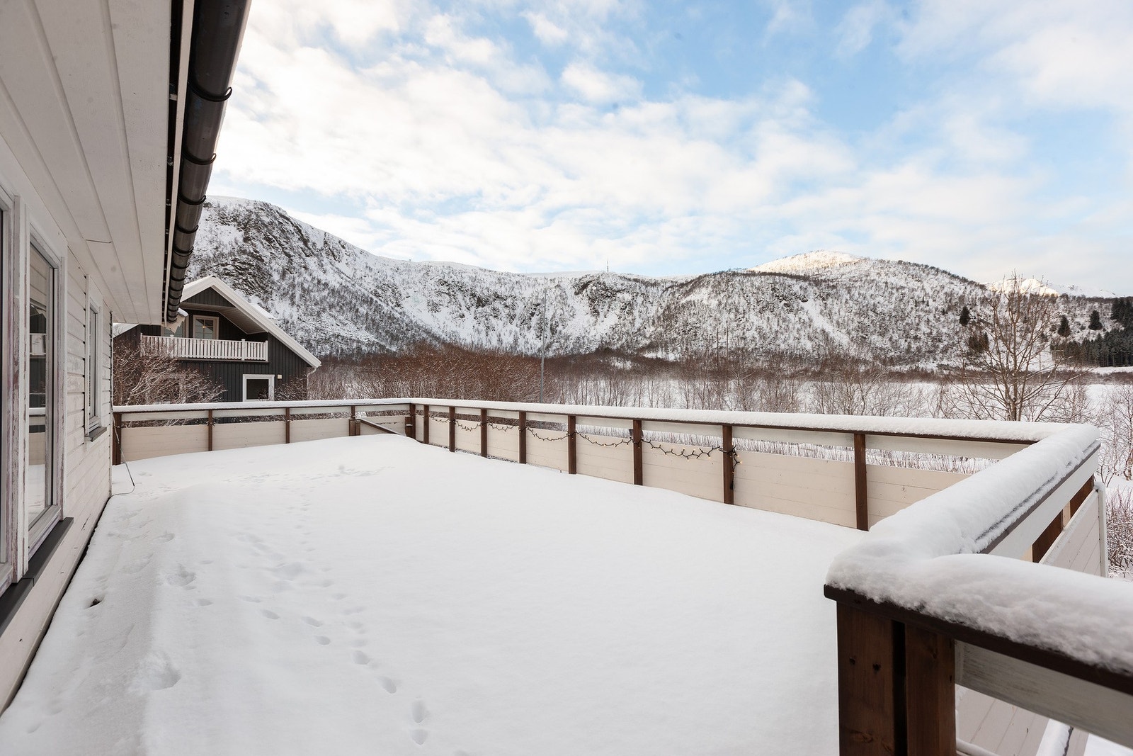 Romslig veranda med god plass til utemøbler og grill. Galleribilde