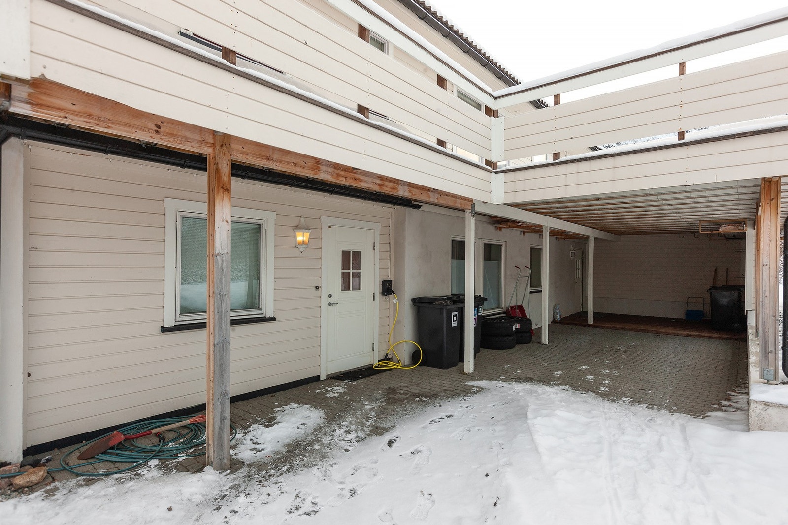 Inngang til leilighet i underetasjen. Galleribilde