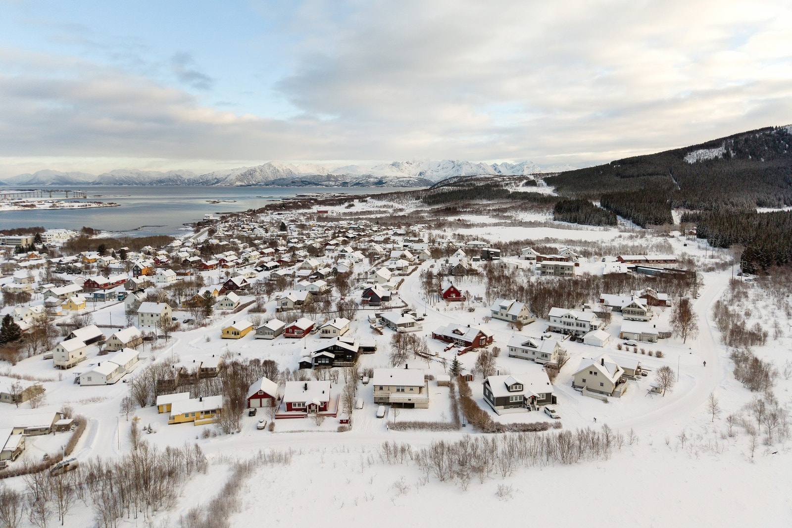 Kort vei til både sentrum, sykehuset, skoler, barnehager og populære turløyper. Galleribilde