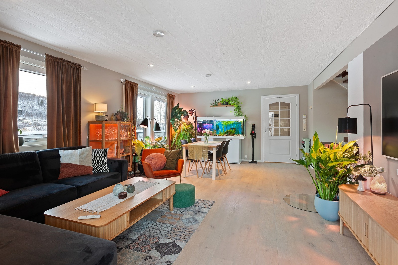 Store vindusflater som slipper inn rikelig naturlig lys. Galleribilde