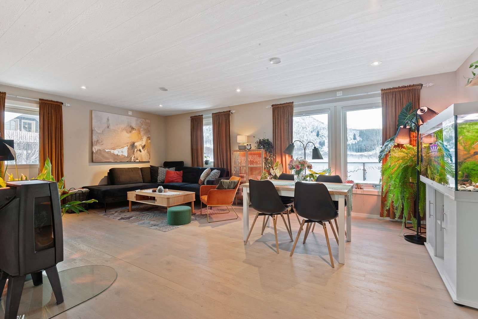 Overflater i stue er malt i en delikat og lun farge. Galleribilde