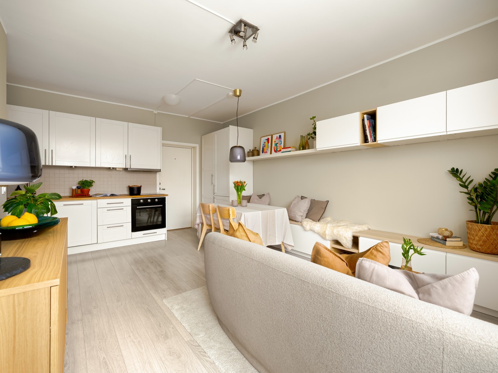 Leiligheten har fått en god dose kjærlighet i 2026 med malte veggflater, samt ny benkeplate, oppvaskkum og blandebatteri på kjøkken. Ellers er gulv fra 2020. Galleribilde