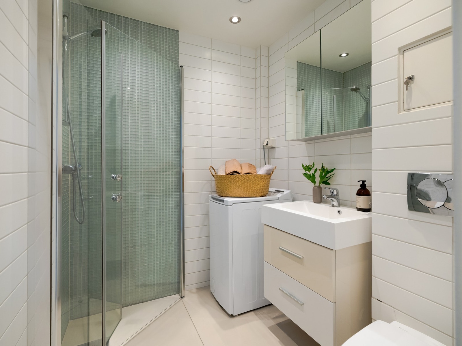 Det er plass til vaskemaskin på badet, og ellers lune varmekabler på gulv og dimbare downlights i tak. Galleribilde