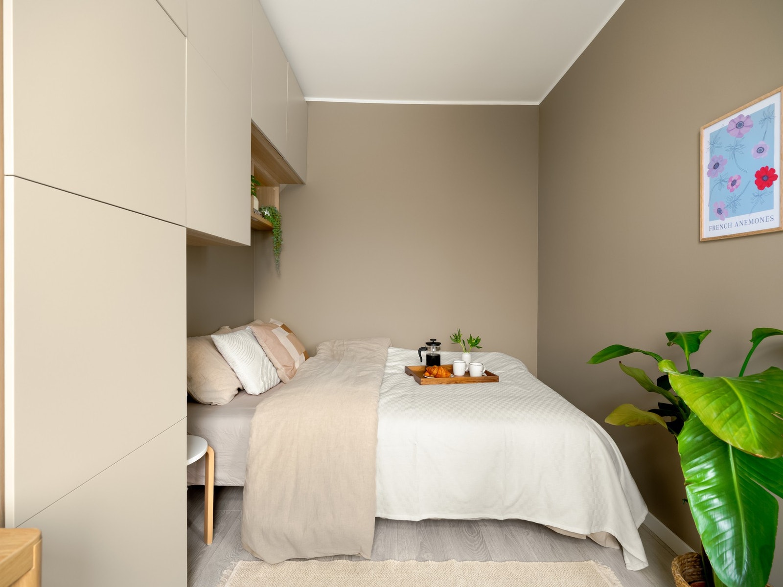 Soverommet er stort og luftig, og her får du virkelig alt du trenger. Galleribilde