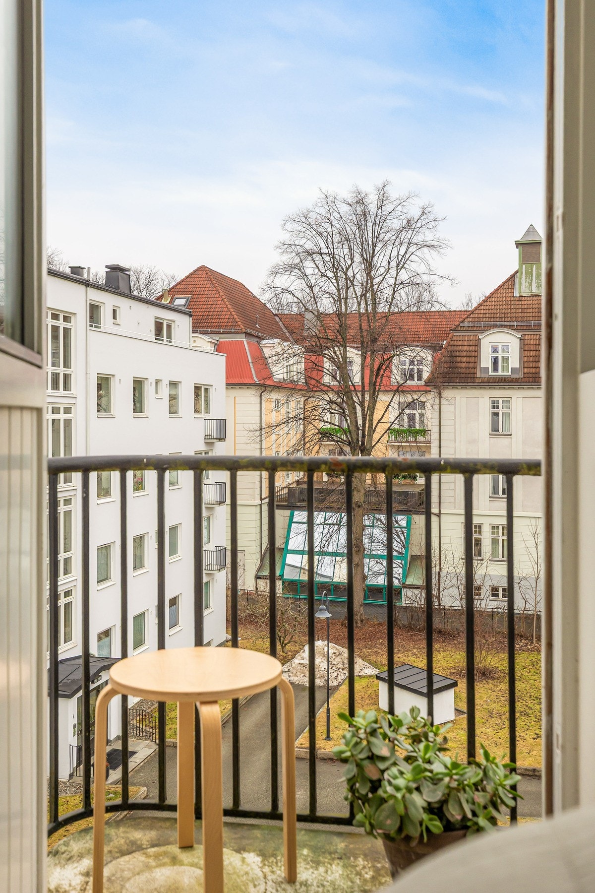Fra hovedsoverommet er det utgang til en luftebalkong mot bakhagen Galleribilde