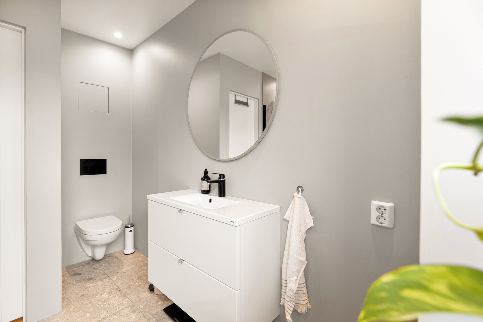 I en nisje på hovedbadet er det vegghengt toalett. Galleribilde