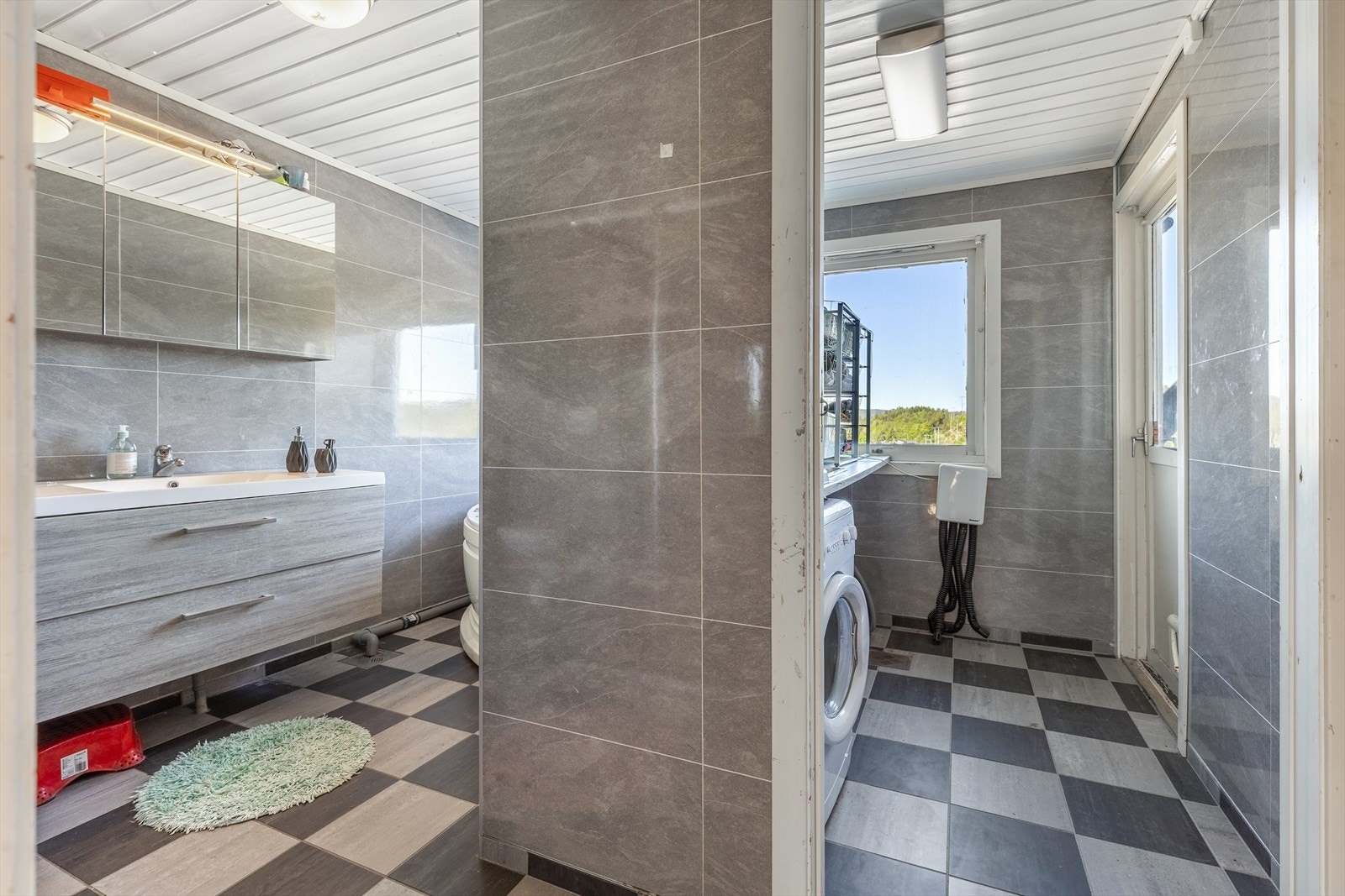Bad/vaskerom med utgang til terrasse Galleribilde