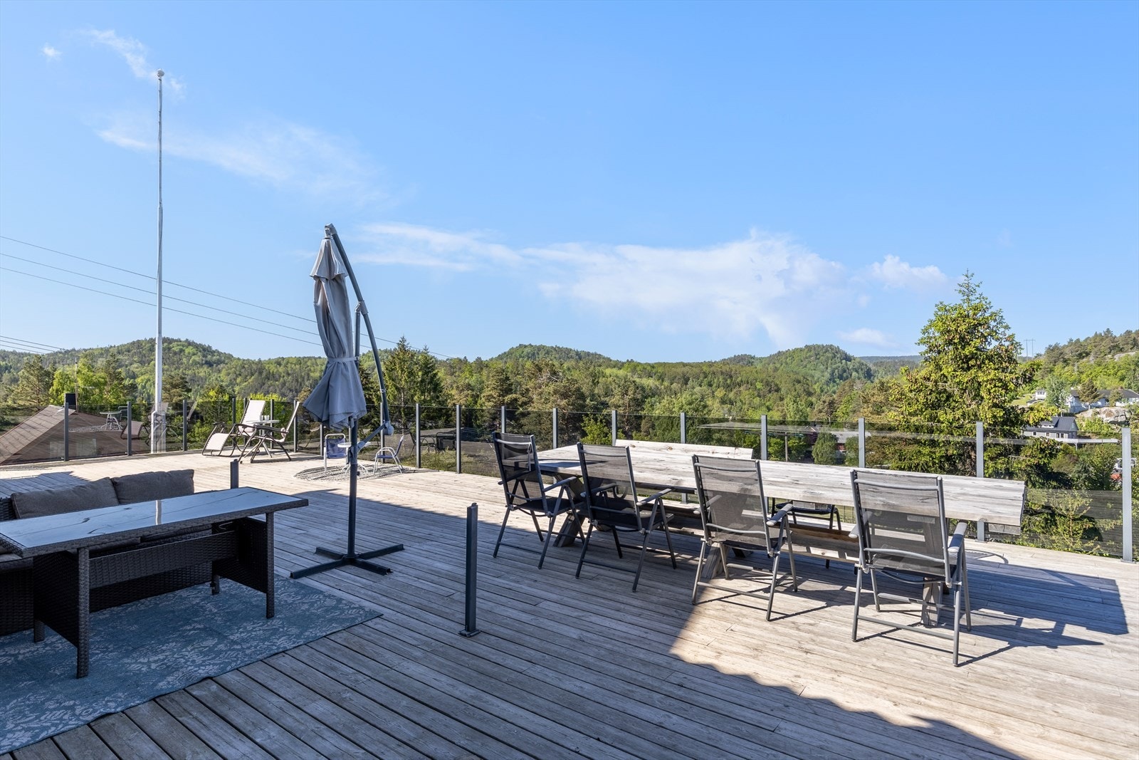 Stor terrasse med plass til flere sittegrupper Galleribilde