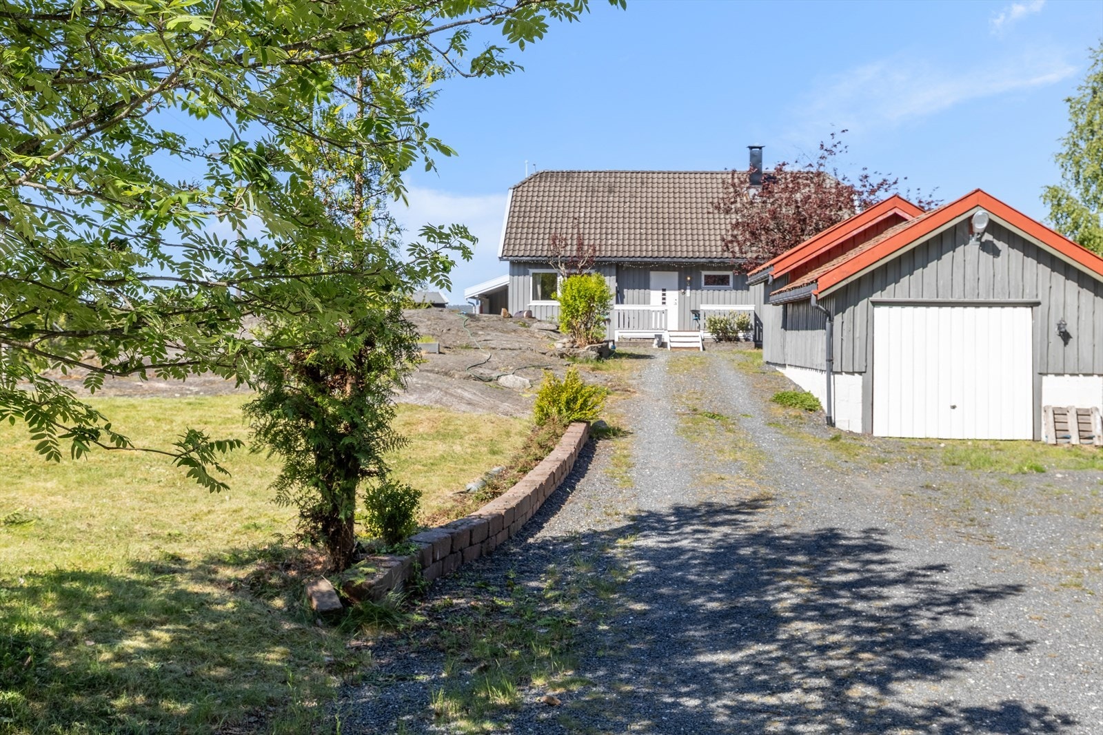 Innkjørsel til eiendommen med egen garasje Galleribilde