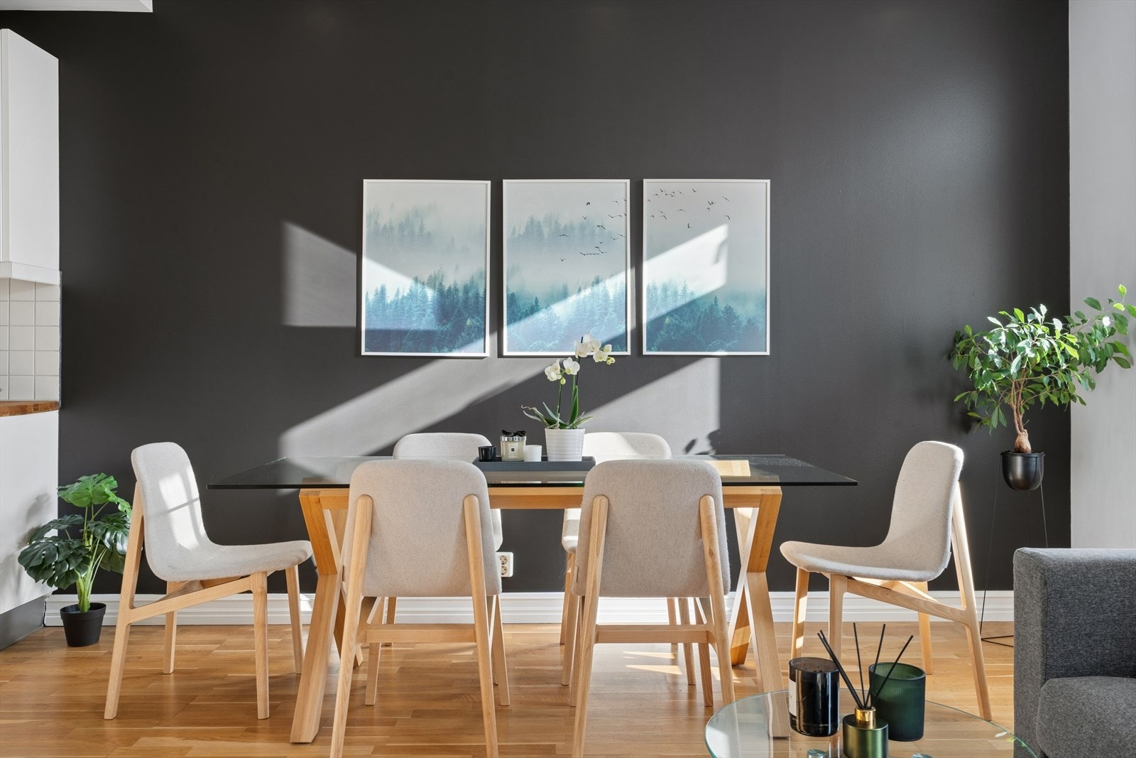 Spisestuen er i tilknytning til kjøkkenet Galleribilde