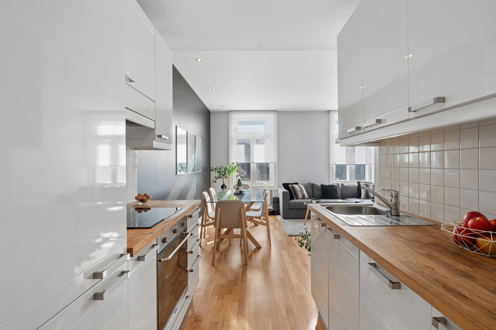 Kjøkken med god benkplass Galleribilde