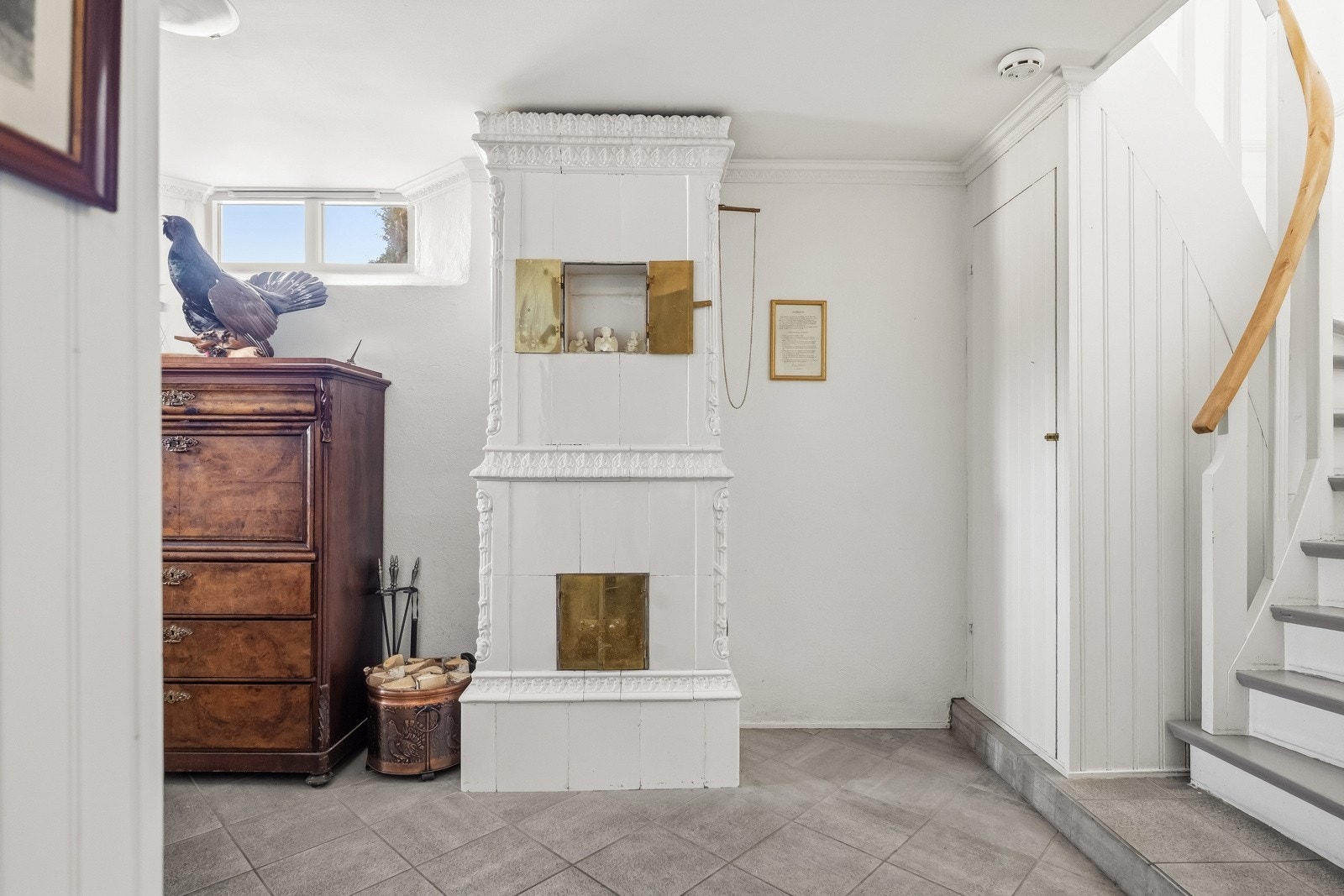 Lys entre med lekker kakkelovn fra 1885! Galleribilde