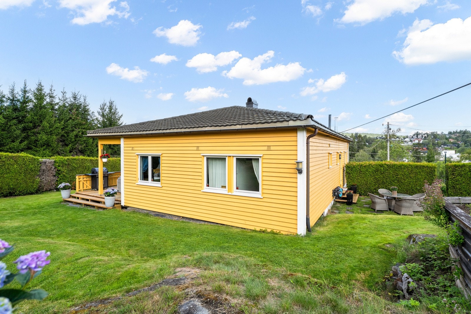 Eiet tomt på over 1 400 m² som er opparbeidet med plen og beplantning. Galleribilde