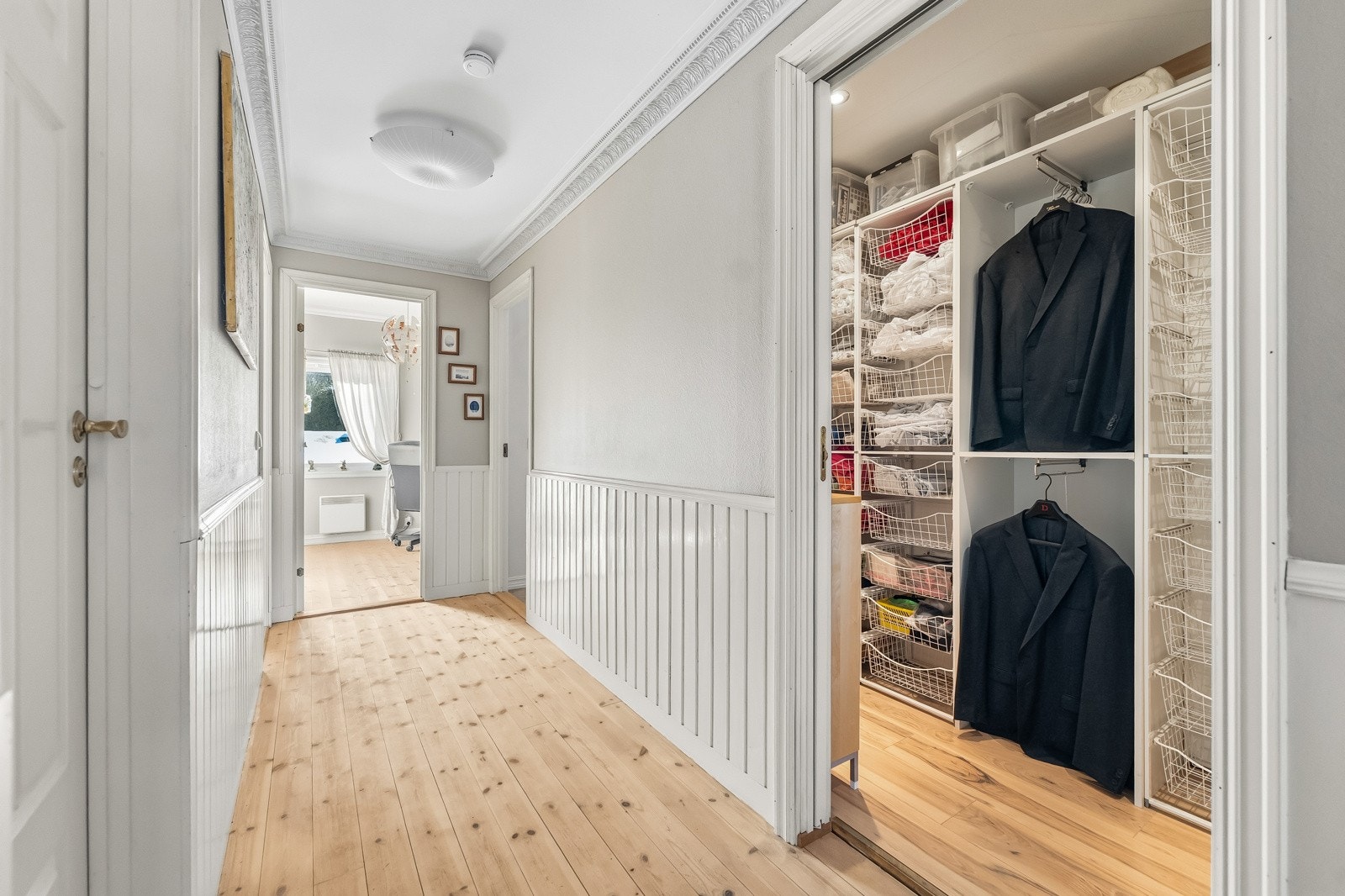 Gang med tilgang til garderobe / omkledningsrom. Galleribilde