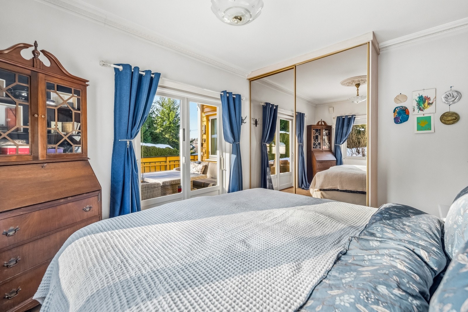 Store vinduer slipper inn rikelig med dagslys og skaper en rolig og innbydende atmosfære. Galleribilde