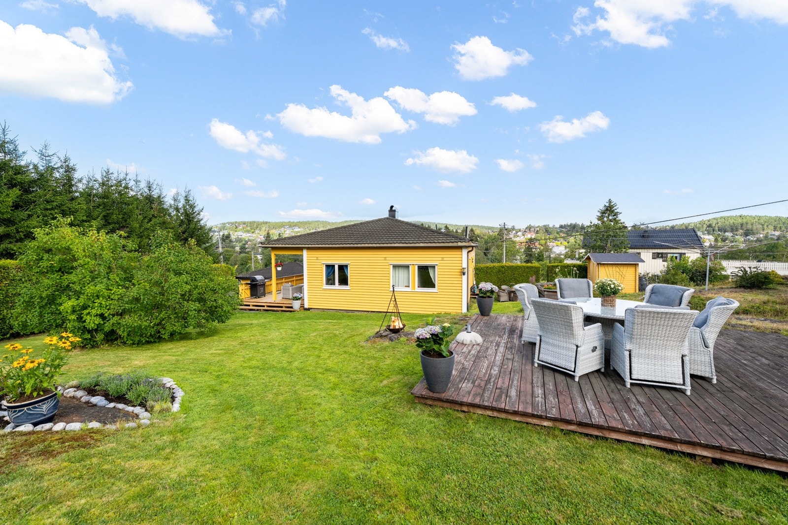 Velkommen til Ringveien 11 - Sjarmerende enebolig med stor skjermet hage - Dobbelgarasje på 50kvm - Fire soverom - To bad - Kort vei til tog/skoler! Galleribilde