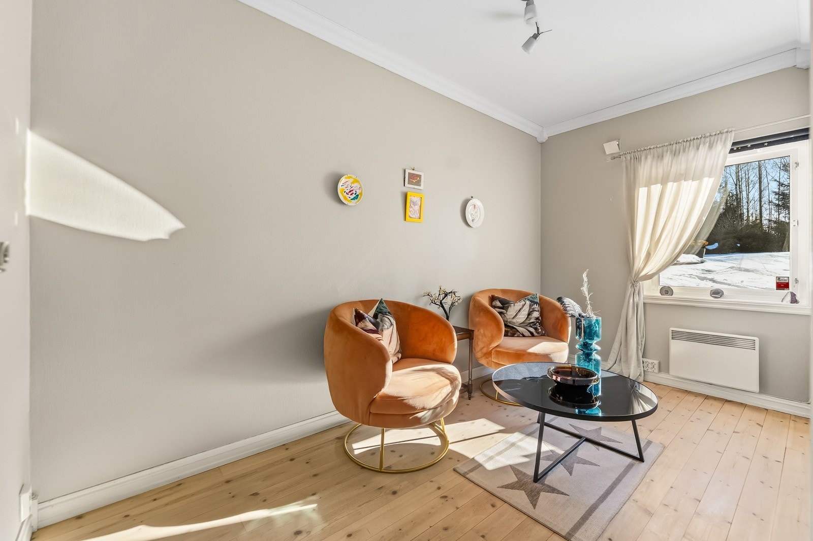 Boligen har fire romslige og lyse soverom som tilbyr fleksible løsninger for både familie og gjester. Galleribilde