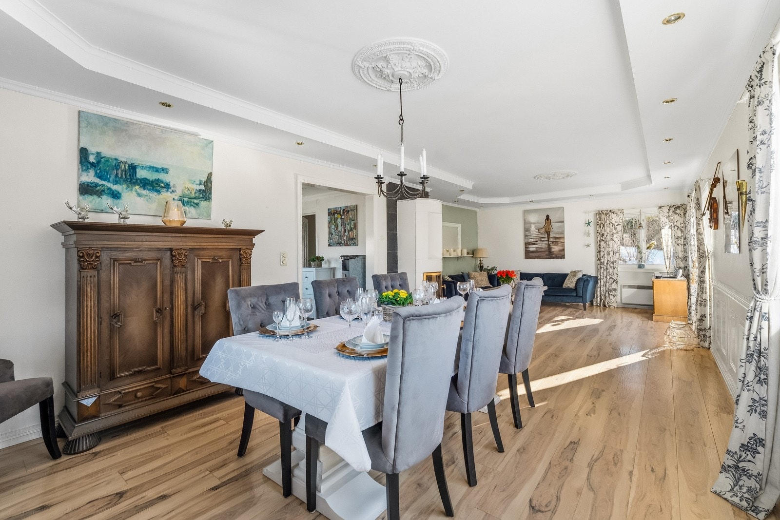 Her er det god plass til både sofagruppe og spiseplass, og rommet er et naturlig samlingspunkt i boligen. Galleribilde