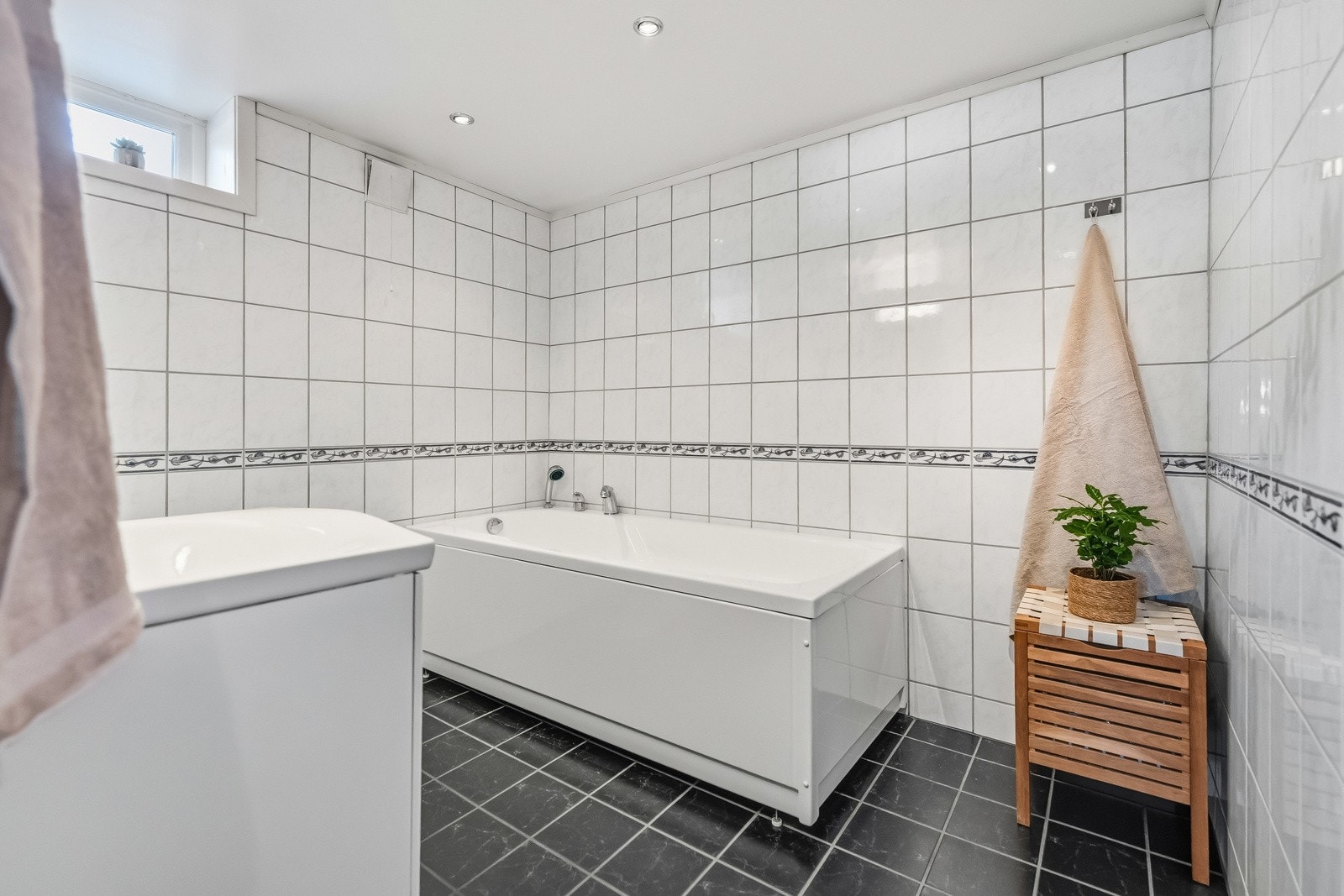 Her finner du servant, gulvstående toalett og badekar med dusjløsning. Galleribilde