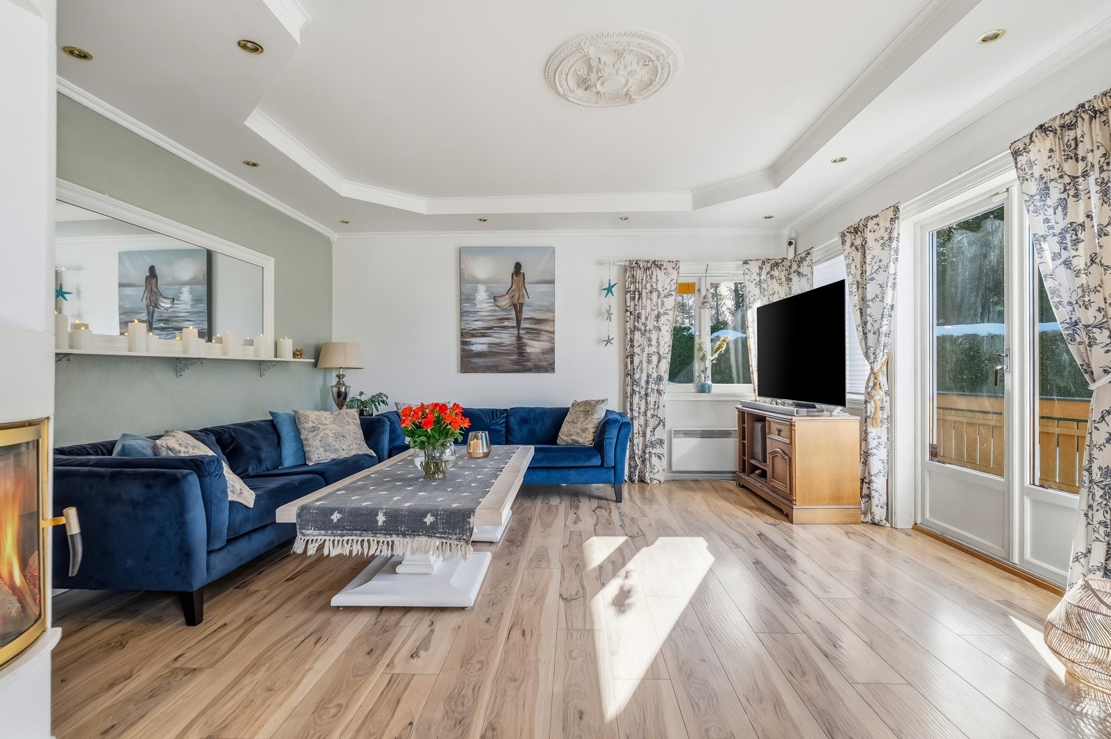 Store vindusflater slipper inn rikelig med naturlig lys og gir en hyggelig atmosfære. Galleribilde