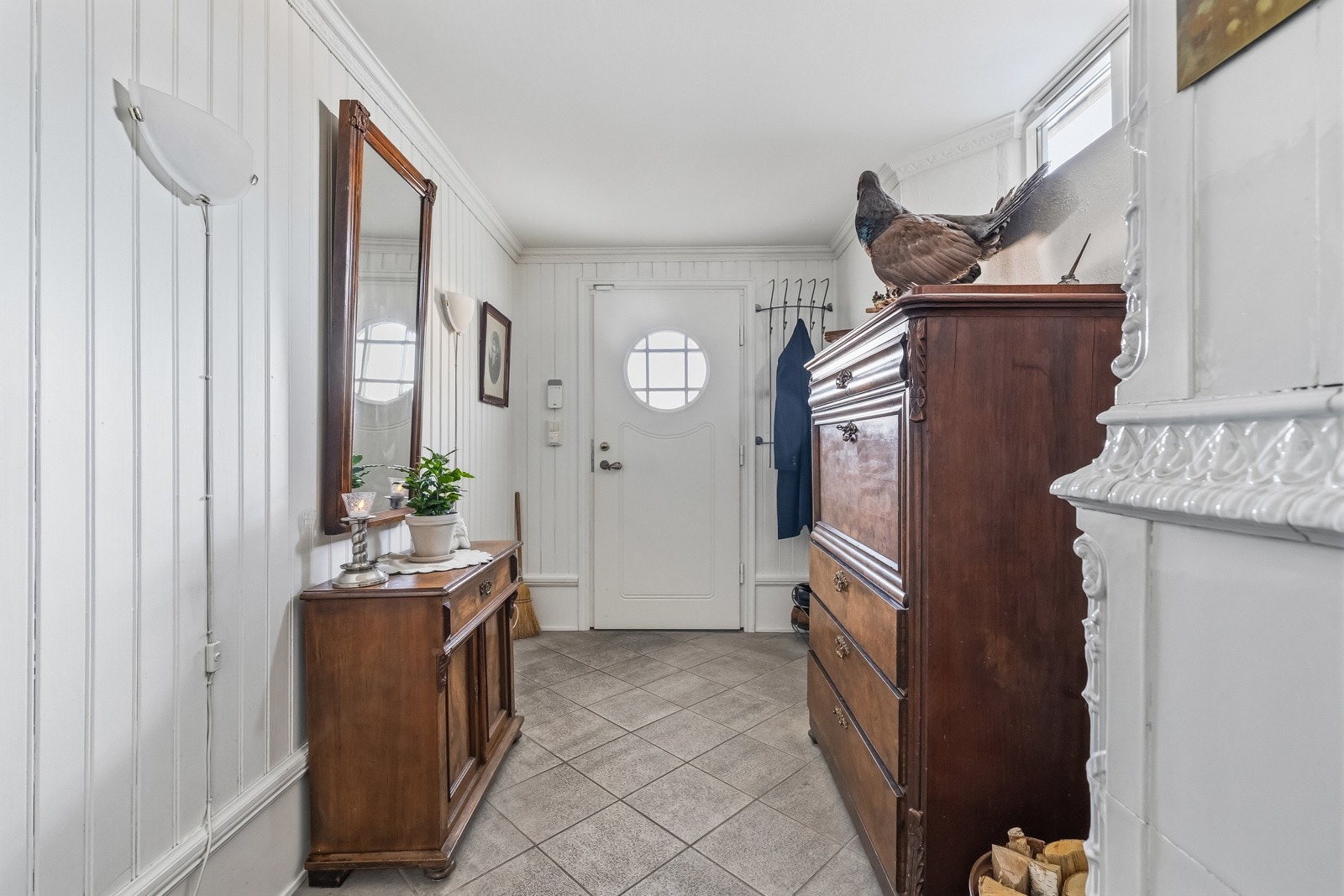 Boligen ønskes velkommen via en praktisk entré med plass til oppheng av yttertøy og sko. Herfra får man et godt førsteinntrykk av boligen med lyse overflater og god romfølelse. Galleribilde